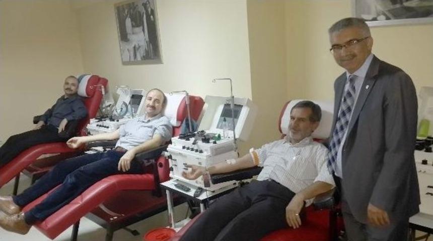 Doktorlardan Kızılay&rsquo;a Kan Bağışı