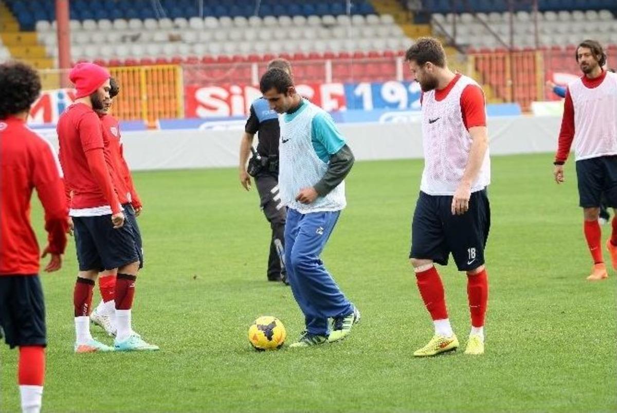Mersin İdmanyurdu&rsquo;lu Futbolcular İle Engelliler G&ouml;steri Ma&ccedil;ında Buluştu