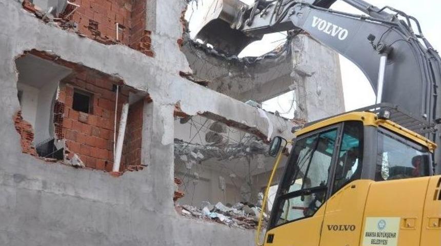 Yolda Kalan Bina Yıkıldı