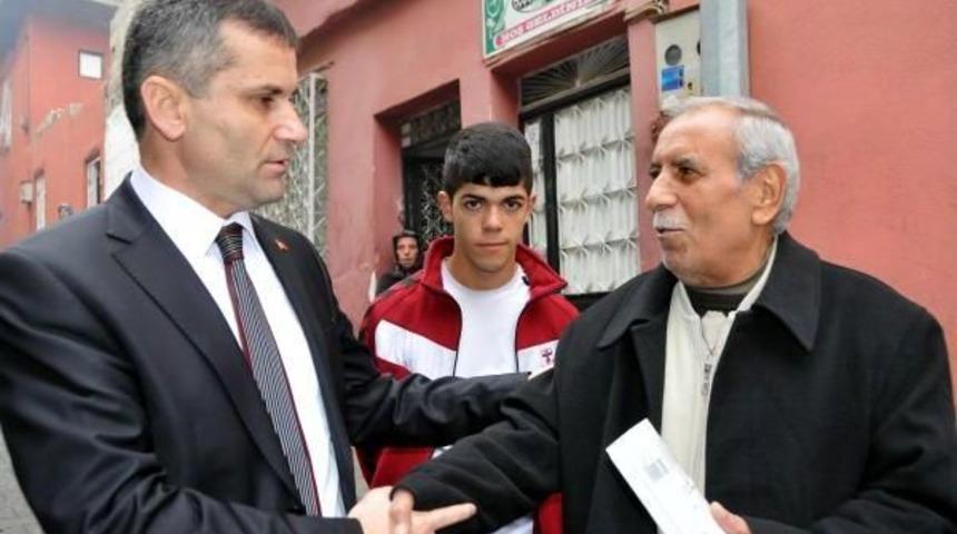 Kaymakam, soba zehirlenmelerine karşı dedekt&ouml;r dağıttı
