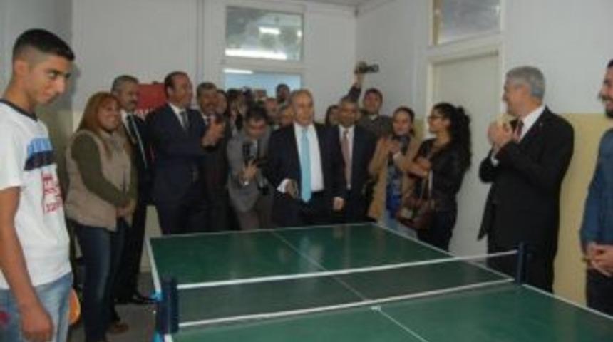Vali B&uuml;y&uuml;k &Ouml;ğrencilerle Tenis Oynadı