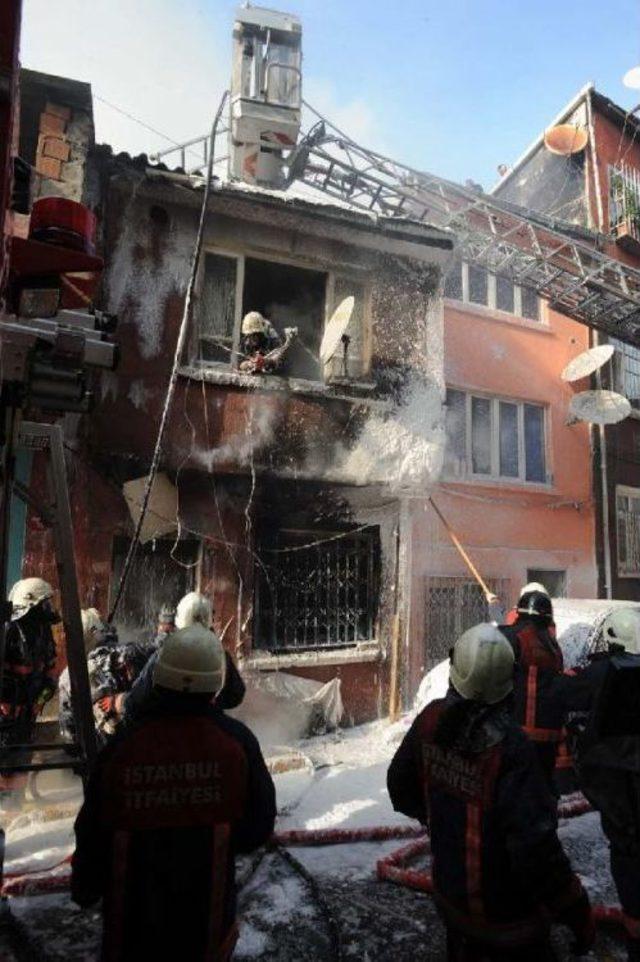 Beyoğlu'nda 16 suriyeli'nin yaşadığı binada yangın