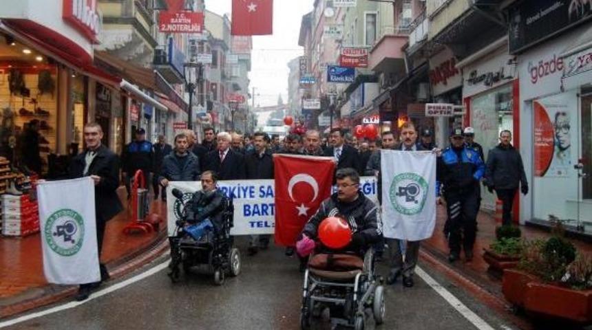 Bartın'da engelliler y&uuml;r&uuml;d&uuml;