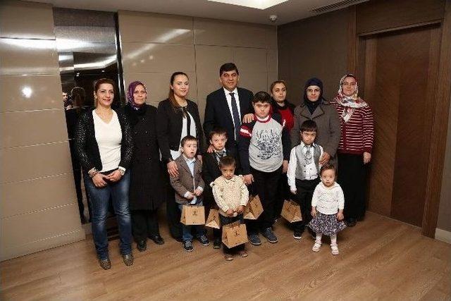 Down Sendromlu Minik Öğrenciler Başkan Fadıloğlu’nu Ziyaret Etti