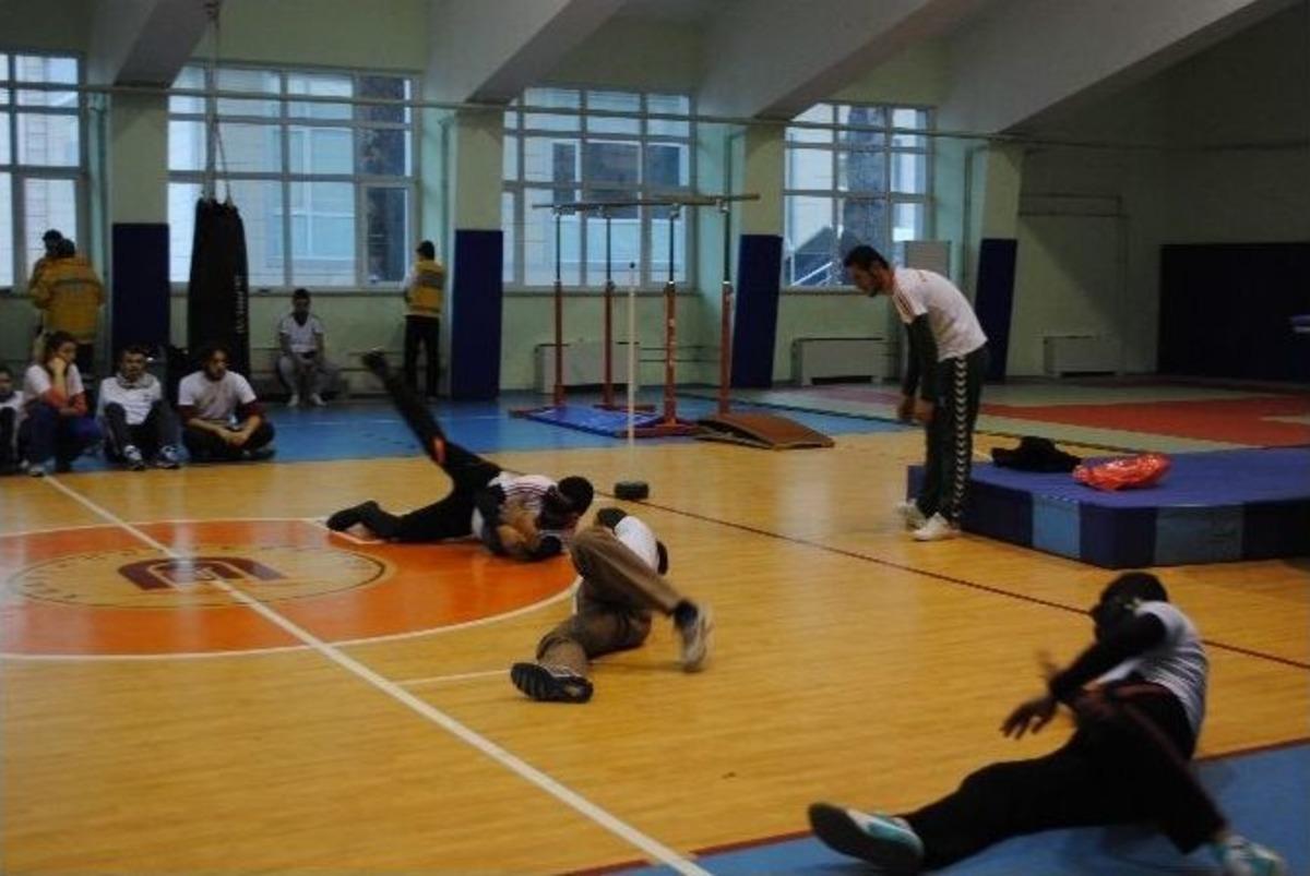 G&ouml;rme Engellilerle &Uuml;niversiteliler Goalball Ma&ccedil;ı Yaptı