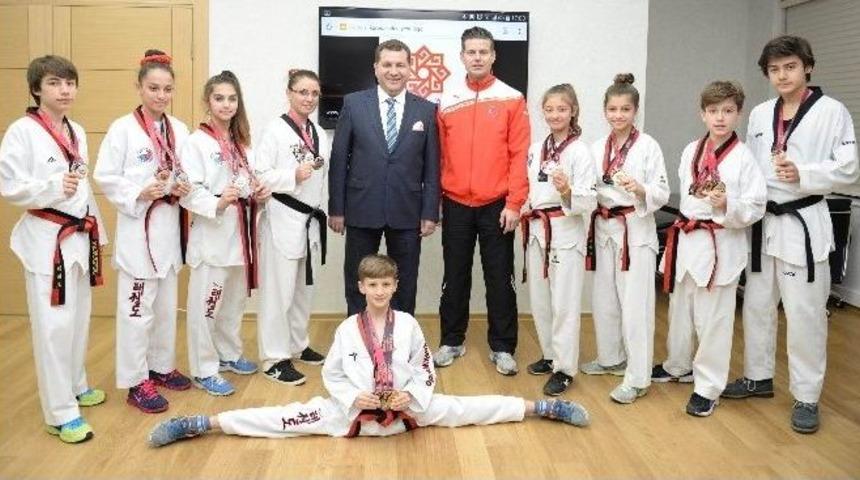 Tekvando Sporcuları Madalya İle D&ouml;nd&uuml;