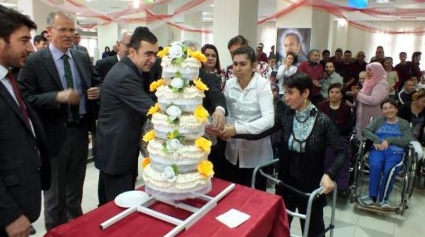 Engelliler, g&uuml;nlerini pasta keserek kutladı