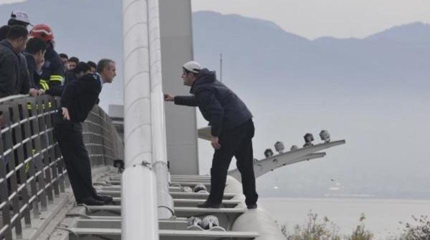 Engelliler g&uuml;n&uuml;'nde k&ouml;pr&uuml;ye &ccedil;ıkan engelliyi polis ikna etti