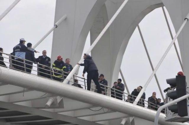 Engelliler günü'nde köprüye çıkan engelliyi polis ikna etti