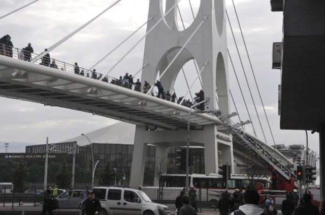 Engelliler günü'nde köprüye çıkan engelliyi polis ikna etti