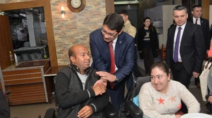 Başkan &Ccedil;elik Bedensel Engellileri Yemekte Ağırladı