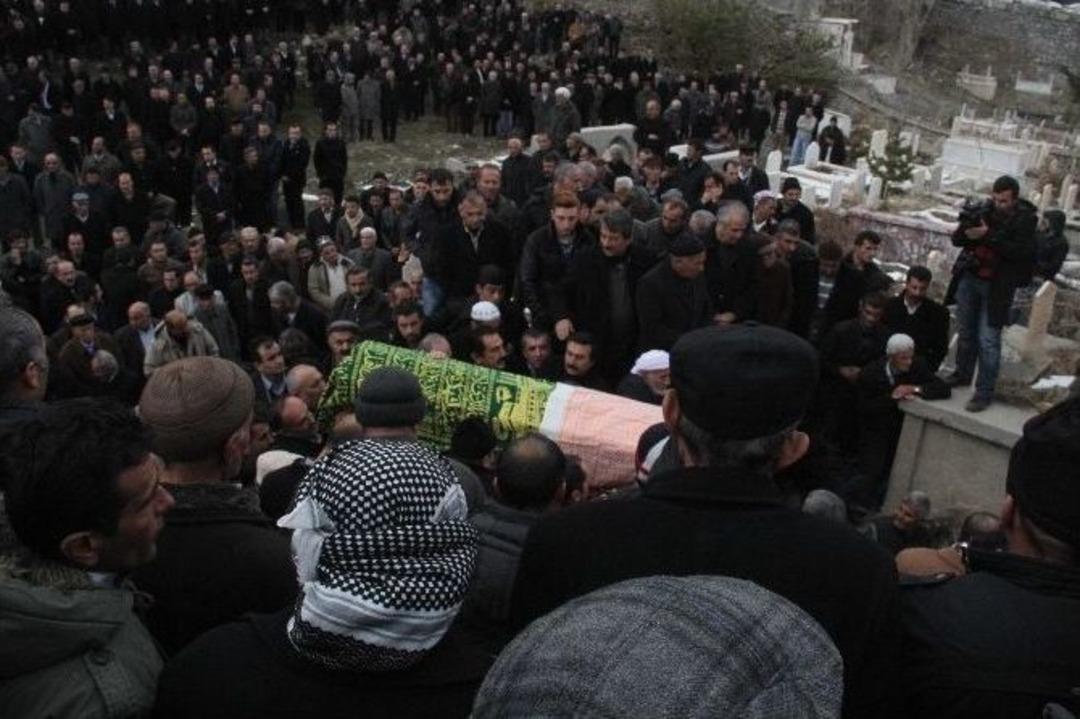 &Ccedil;allı Binlerce Kişinin Katılımı İle Toprağa Verildi