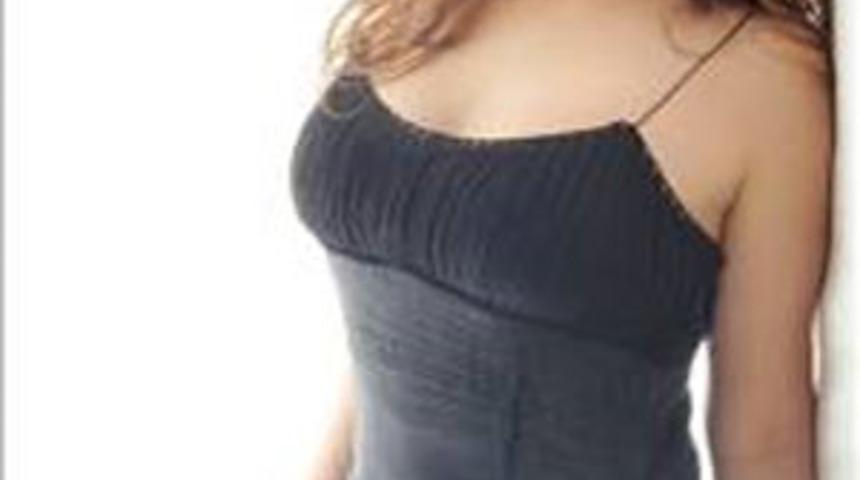 EŞİNİ BIRAKIP &Uuml;NL&Uuml; ŞARKICIYLA EVLENDİ