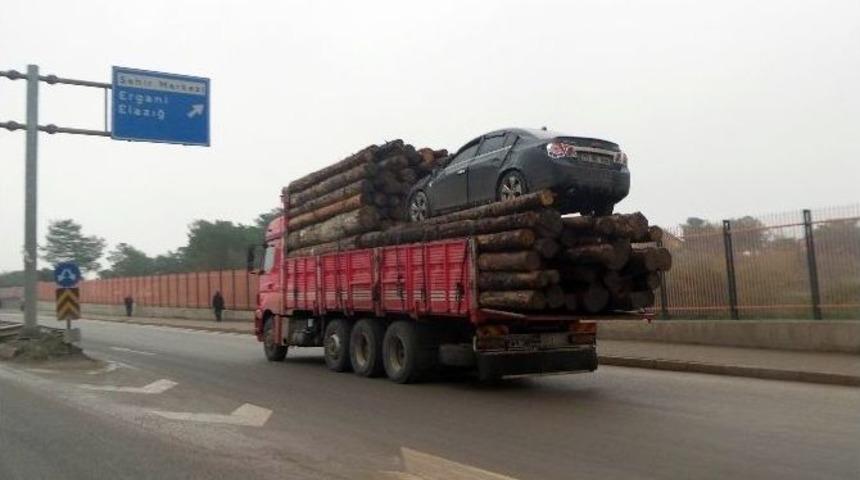 Odun Y&uuml;kl&uuml; Kamyonun &Uuml;st&uuml;ndeki Otomobil Hayrete D&uuml;ş&uuml;rd&uuml;