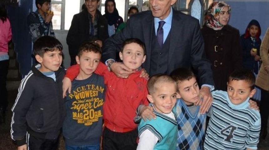 Ak Parti İl Başkanı Fatih Yeşilyurt, Dede Korkut İşitme Engelliler Okulunu Ziyaret Etti