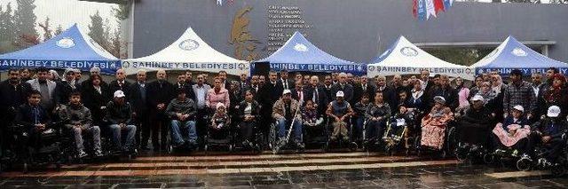 Engellilere Ak&uuml;l&uuml; Ve Man&uuml;el Tekerlekli Sandalye Hediye Edildi 1