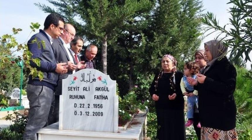 Gazeteci Akg&uuml;l 5. &Ouml;l&uuml;m Yıld&ouml;n&uuml;m&uuml;nde Anıldı