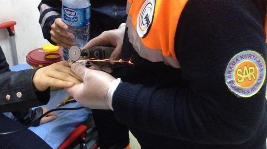 Afad Ekibi Y&uuml;z&uuml;k Kesme Operasyonunda