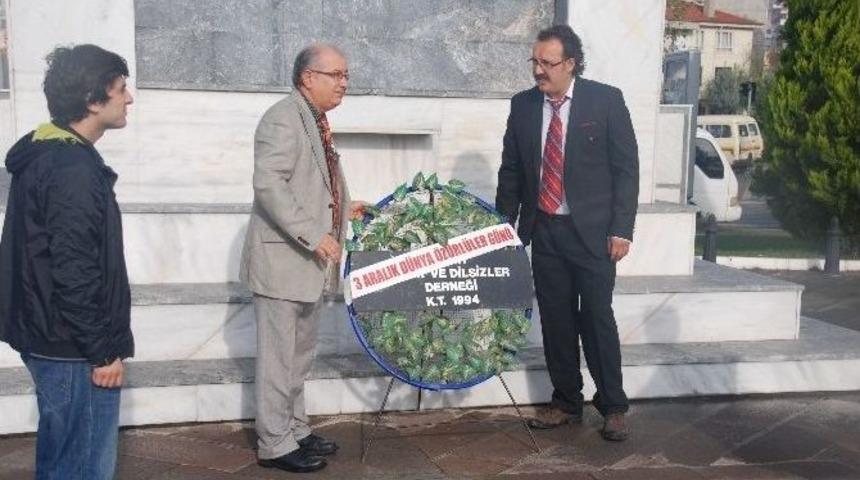 İşitme Engelliler Atat&uuml;rk Anıtına &Ccedil;elenk Koydu.