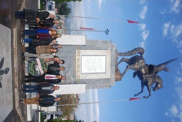 İşitme Engelliler Atat&uuml;rk Anıtına &Ccedil;elenk Koydu. 1