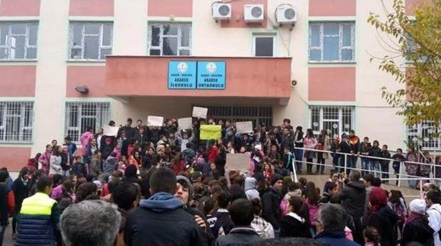 Elektrik kesintilerini protesto eden &ouml;ğrenciler derse girmedi