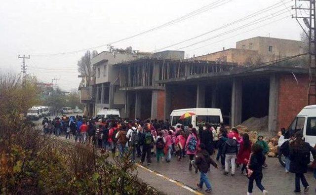 Elektrik kesintilerini protesto eden &ouml;ğrenciler derse girmedi 3