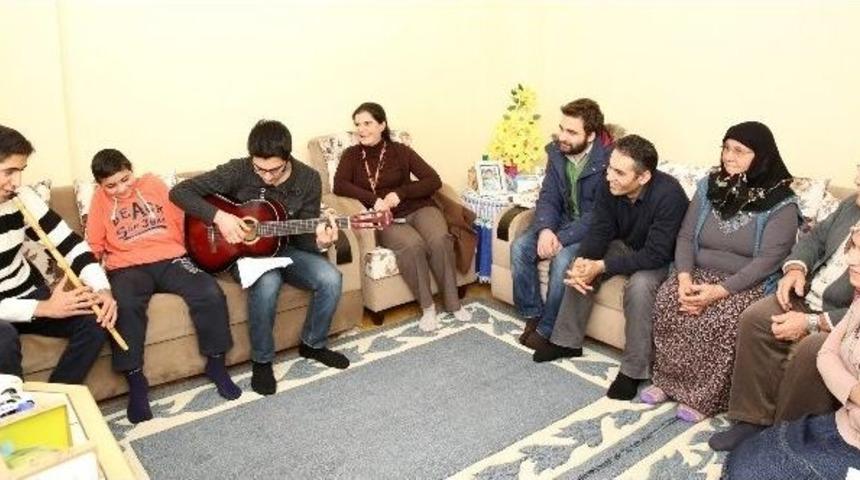 Engelli &Ccedil;ocuklar İ&ccedil;in Gitar &Ccedil;alıp Ney &Uuml;flediler