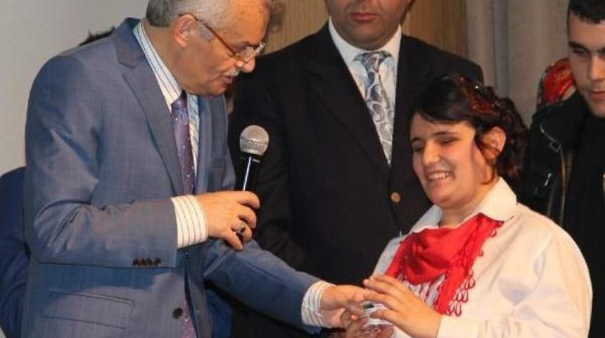 Engelli yaranların g&ouml;sterisi alkışlandı