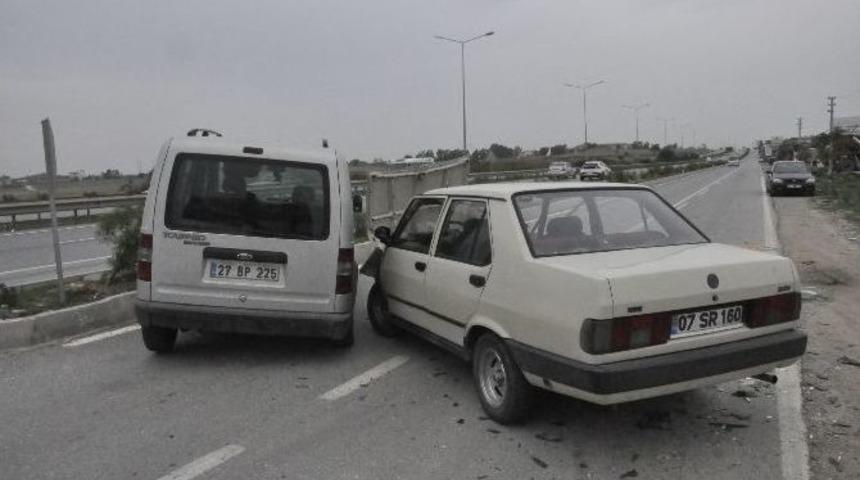 Antalya&rsquo;da Trafik Kazası: 2 Yaralı
