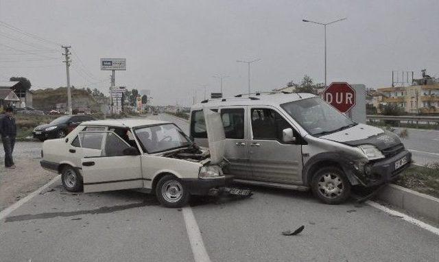 Antalya&rsquo;da Trafik Kazası: 2 Yaralı 1