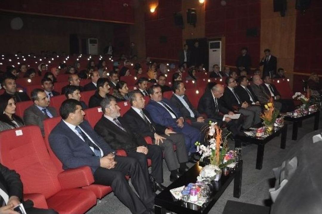 Engelli Gen&ccedil; T&uuml;rk&ccedil;e Ve K&uuml;rt&ccedil;e Şarkılar S&ouml;yleyip Saz &Ccedil;aldı