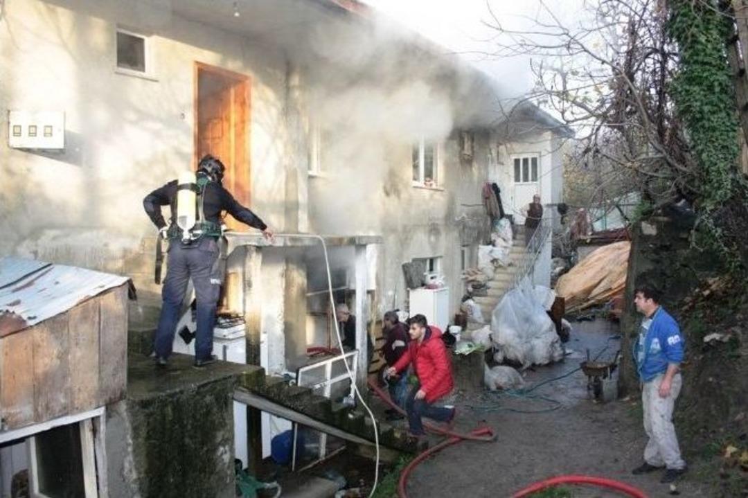 5 Yaşındaki &Ccedil;ocuk &Ccedil;akmakla Oynarken Evi Yaktı