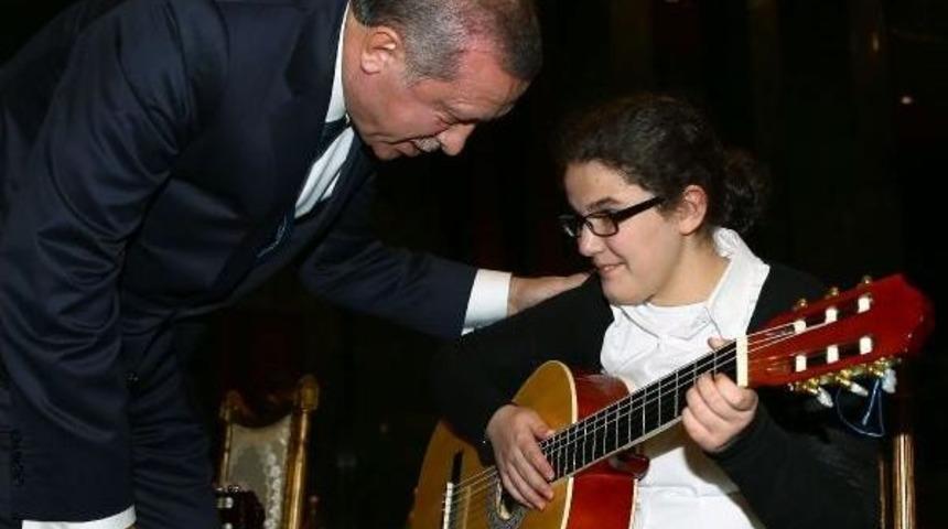 Erdoğan, engelli neslihan baş'a cumhurbaşkanlığı sarayı'nı gezdirdi