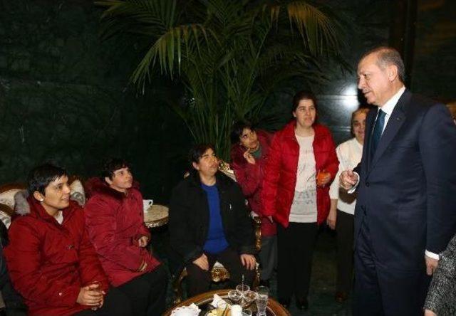 Erdoğan, engelli neslihan baş'a cumhurbaşkanlığı sarayı'nı gezdirdi