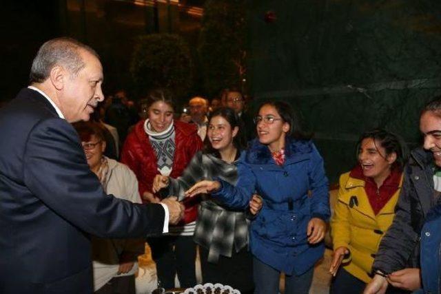 Erdoğan, engelli neslihan baş'a cumhurbaşkanlığı sarayı'nı gezdirdi