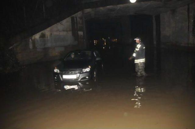 Sağanak yağmurda mahsur kaldılar