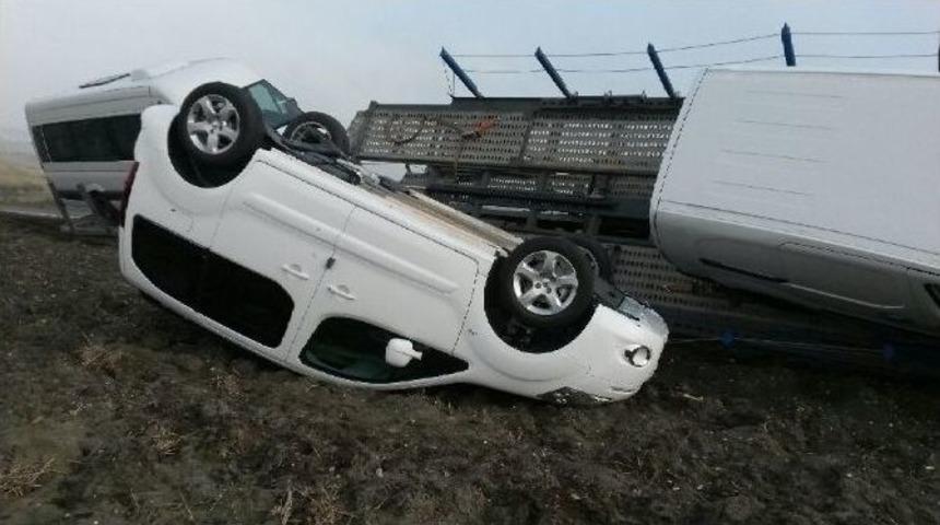 Devrilen Tır&rsquo;daki Sıfır Ara&ccedil;lar Tarlaya Yuvarlandı