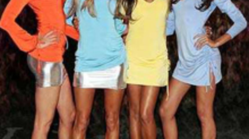 Mini Modası S&uuml;r&uuml;yor