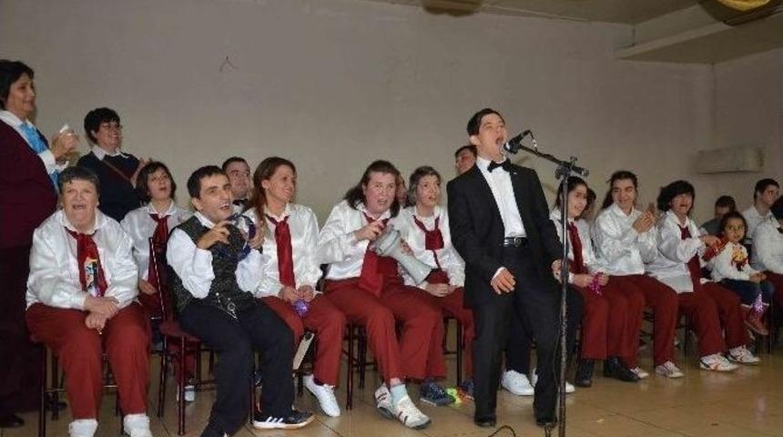 Kuşadası&rsquo;nda Engelliler Hem Eğlendi Hem De Eğlendirdi