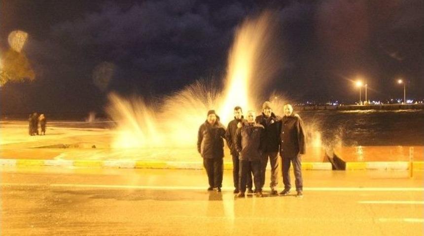 Sinop&rsquo;ta Dev Dalgalar Yola Taştı