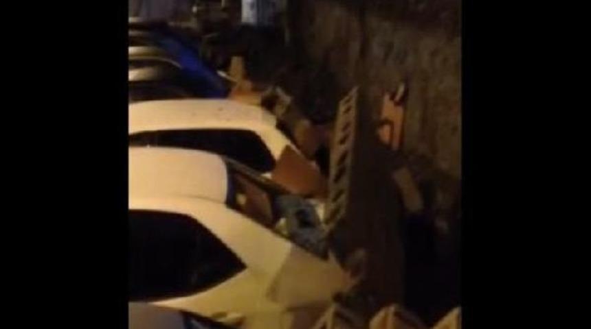 &Uuml;sk&uuml;dar'da istinat duvarı otomobillerin &uuml;zerine yıkıldı