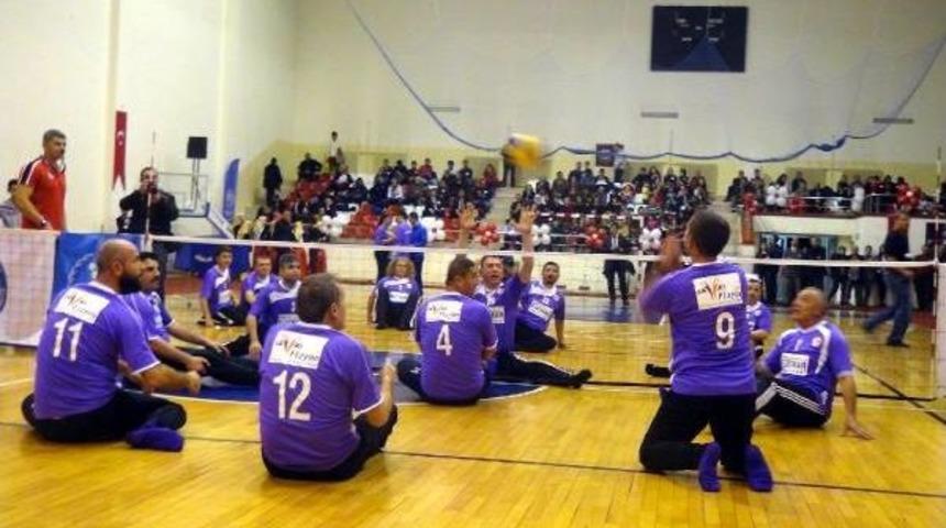 Belediye meclis &uuml;yeleri, engelliler ile oturarak voleybol oynadı