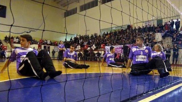 Belediye meclis üyeleri, engelliler ile oturarak voleybol oynadı 1