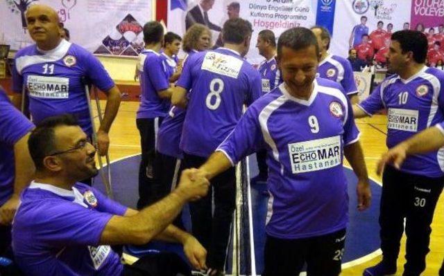 Belediye meclis üyeleri, engelliler ile oturarak voleybol oynadı 2