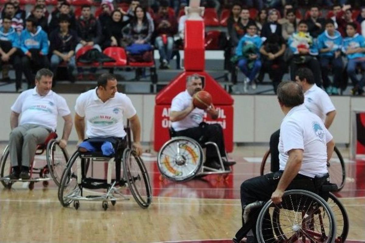 Belediye Başkanları G&ouml;steri Ma&ccedil;ında Tekerlekli Sandalyede Basketbol Oynadı