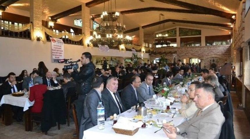 Eğitimcilere Okul Kıyafetleri Tanıtıldı