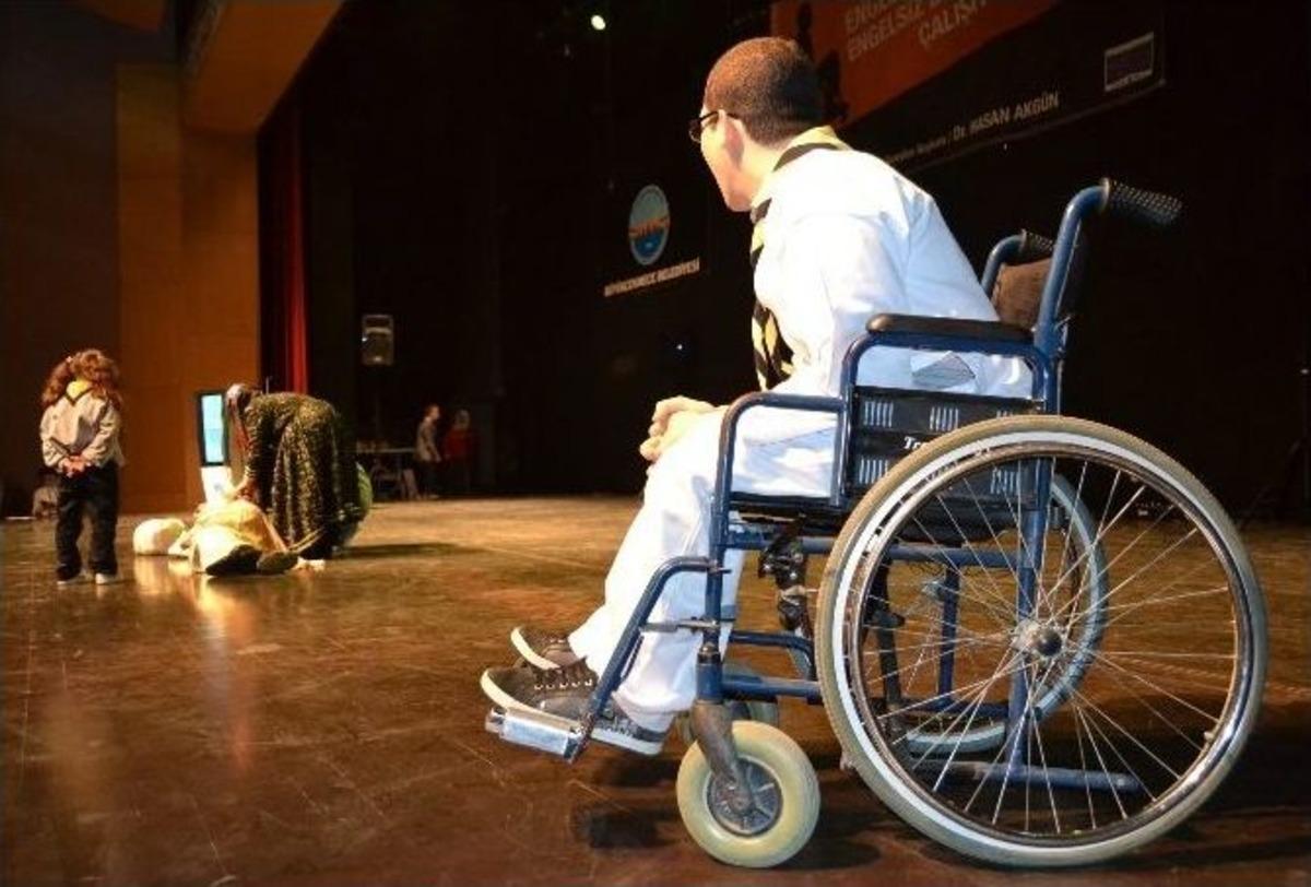 Engellilerden Tiyatro G&ouml;sterisi Ve Mini Konser