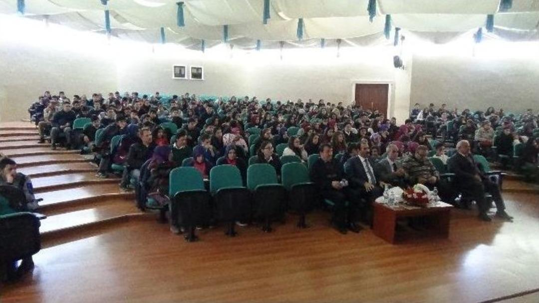 Gazeteci-yazar Hikmet K&ouml;ksal&rsquo;dan &ldquo;gen&ccedil;ler Ve Değerler Sistemi&rdquo; Konferansı