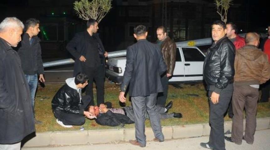 Gaziantep'te &uuml;zerine aydınlatma direği devrilen otomobilin s&uuml;r&uuml;c&uuml;s&uuml; yaralandı