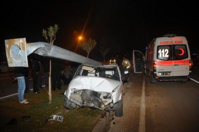 Gaziantep'te üzerine aydınlatma direği devrilen otomobilin sürücüsü yaralandı